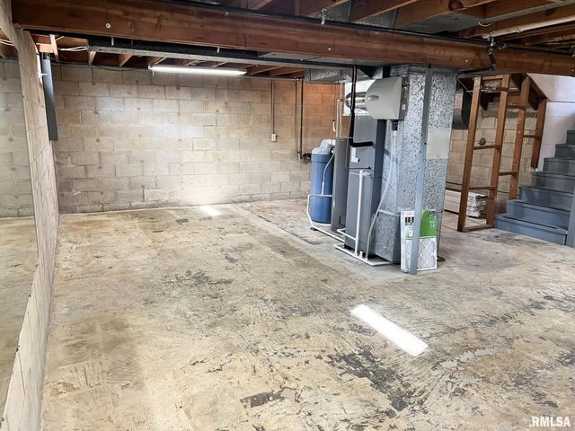 7200 N MANNING Drive, Peoria, IL 61614