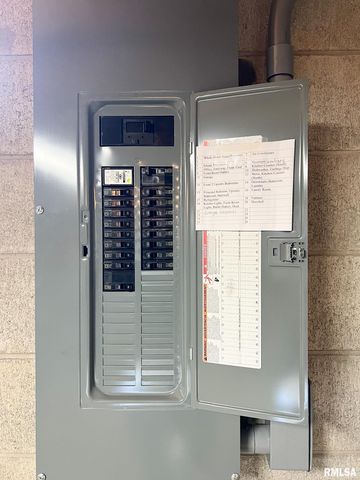 7200 N MANNING Drive, Peoria, IL 61614