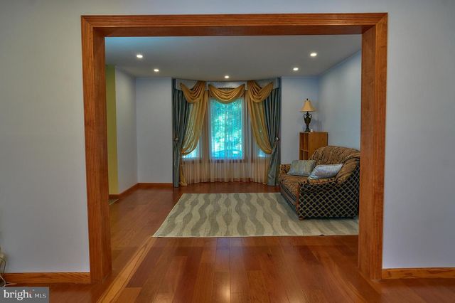 905 PEBBLE LN, Southampton, PA 18966