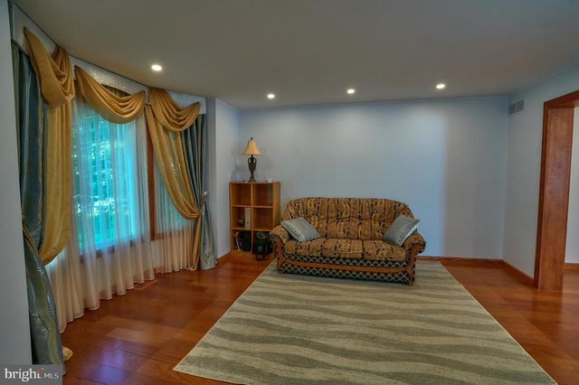 905 PEBBLE LN, Southampton, PA 18966