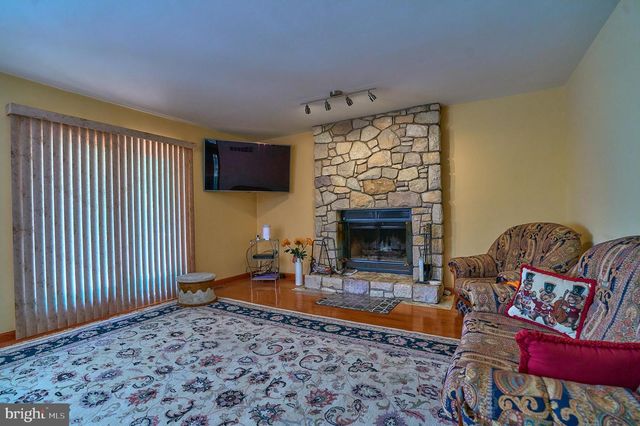 905 PEBBLE LN, Southampton, PA 18966