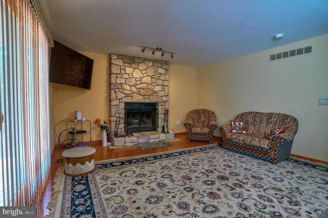 905 PEBBLE LN, Southampton, PA 18966