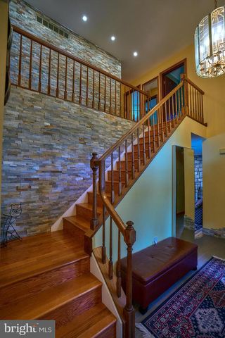 905 PEBBLE LN, Southampton, PA 18966