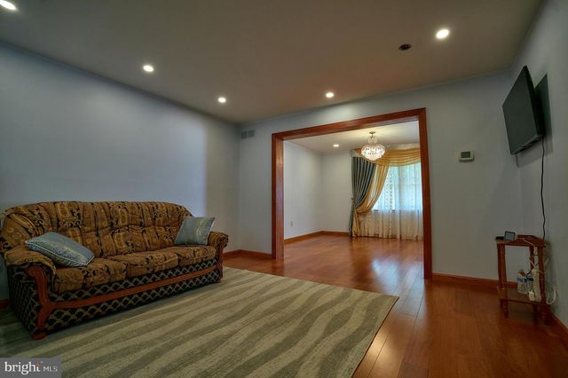 905 PEBBLE LN, Southampton, PA 18966