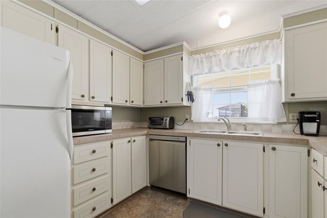 5533 REGAL WAY, Zephyrhills, FL 33541