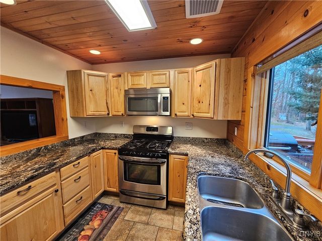 8 North Hillsborough Road, Amboy, NY 13316