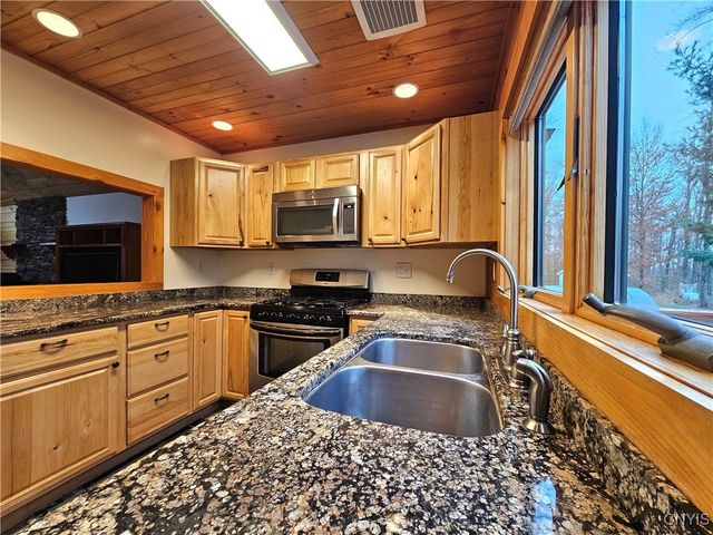 8 North Hillsborough Road, Amboy, NY 13316