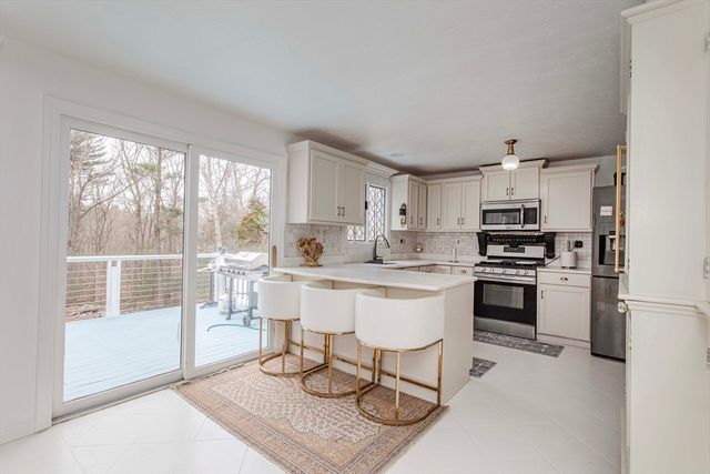 89 Lucas Dr, Stoughton, MA 02072