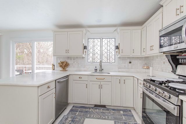 89 Lucas Dr, Stoughton, MA 02072