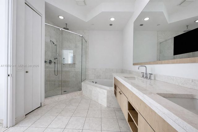 900 Brickell Key Blvd 2405, Miami, FL 33131