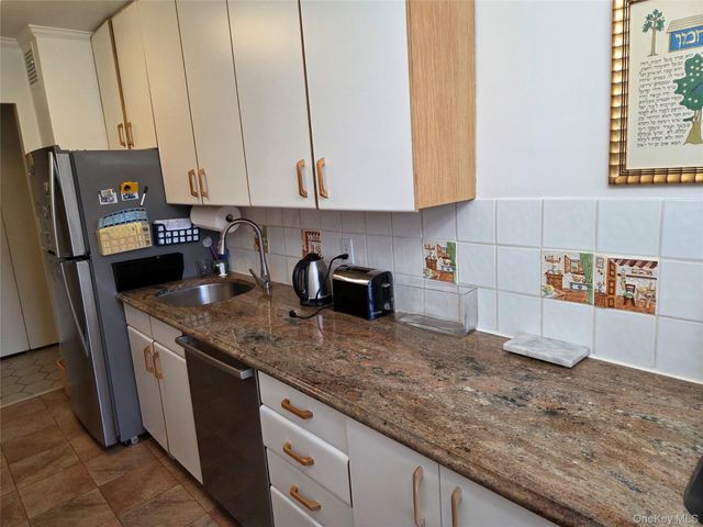 463 Summit Avenue 2F, Cedarhurst, NY 11516