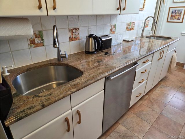 463 Summit Avenue 2F, Cedarhurst, NY 11516