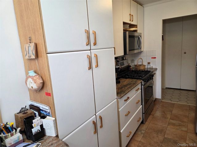 463 Summit Avenue 2F, Cedarhurst, NY 11516