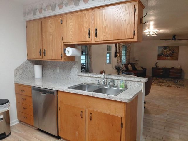 1518 Avenue B, Danbury, TX 77534