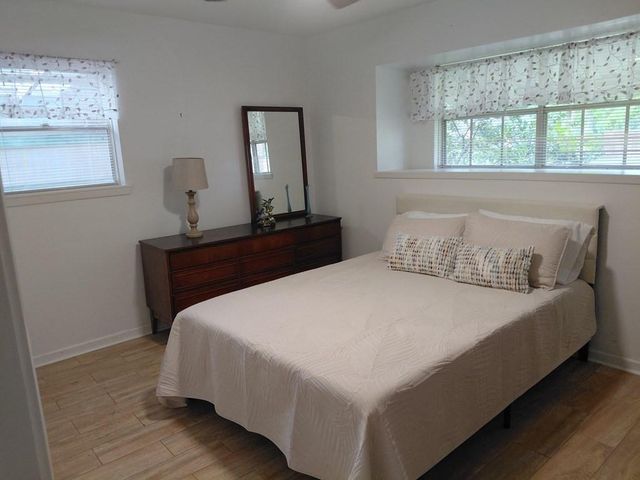 1518 Avenue B, Danbury, TX 77534