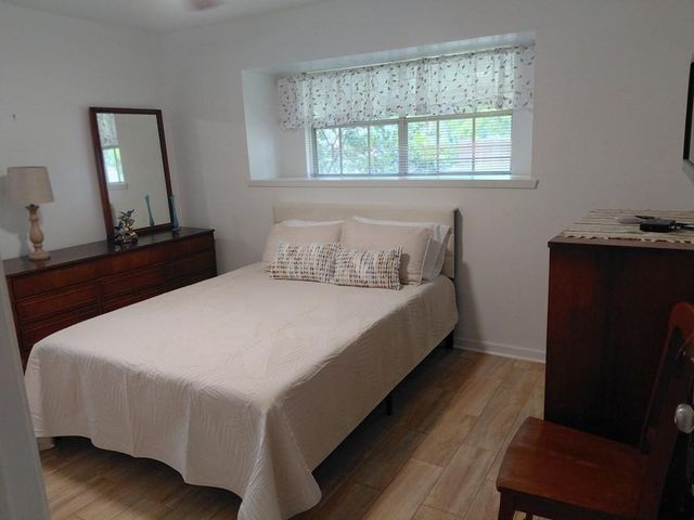1518 Avenue B, Danbury, TX 77534