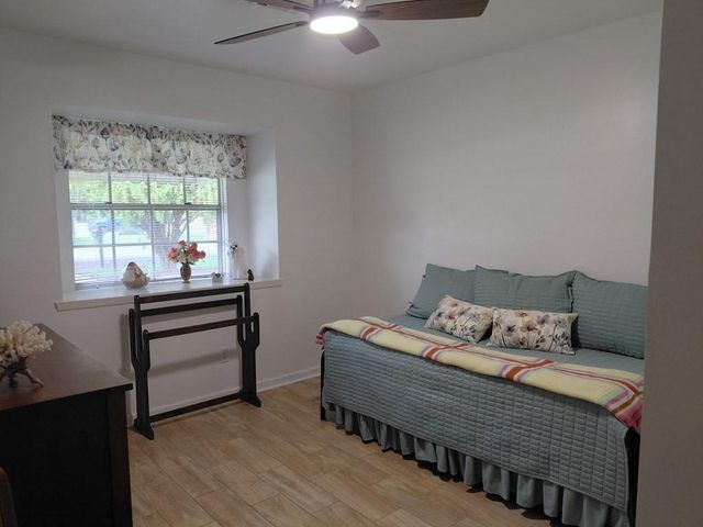 1518 Avenue B, Danbury, TX 77534