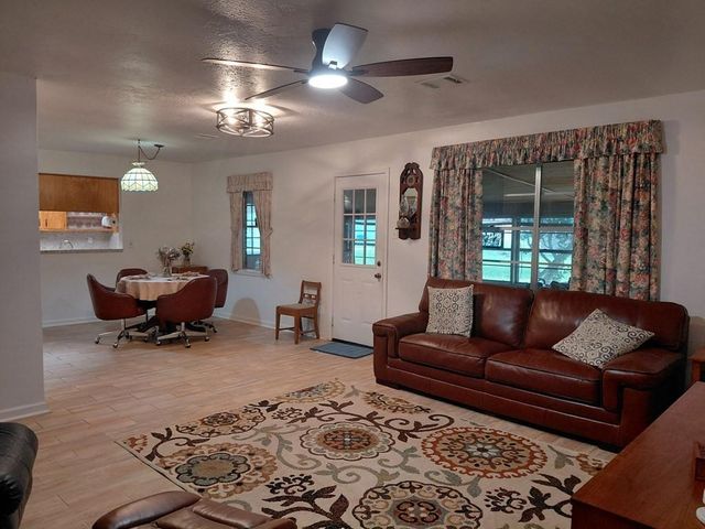 1518 Avenue B, Danbury, TX 77534