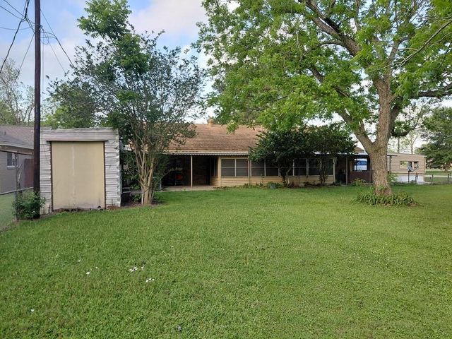 1518 Avenue B, Danbury, TX 77534