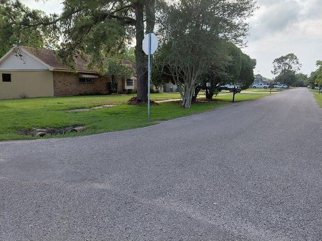 1518 Avenue B, Danbury, TX 77534