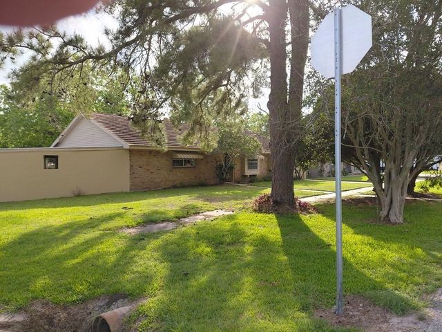 1518 Avenue B, Danbury, TX 77534