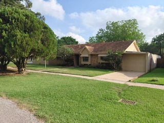1518 Avenue B, Danbury, TX 77534