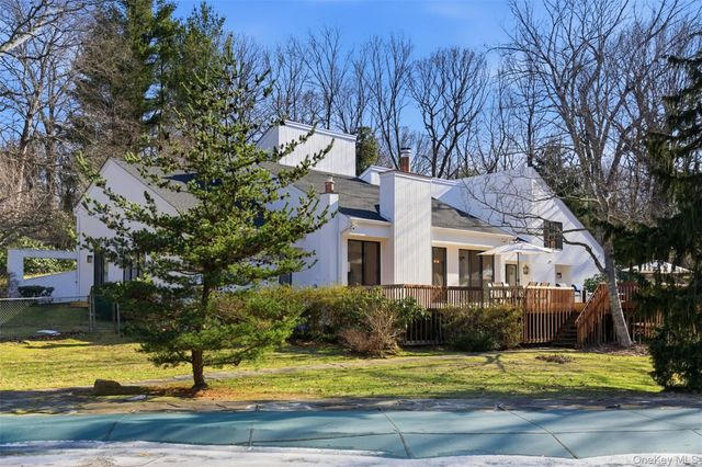 5 Waterford Way, Syosset, NY 11791