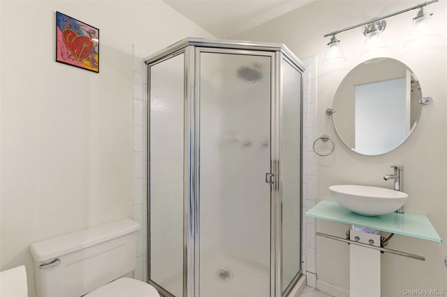 5 Waterford Way, Syosset, NY 11791