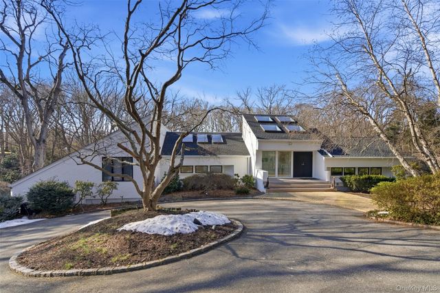 5 Waterford Way, Syosset, NY 11791