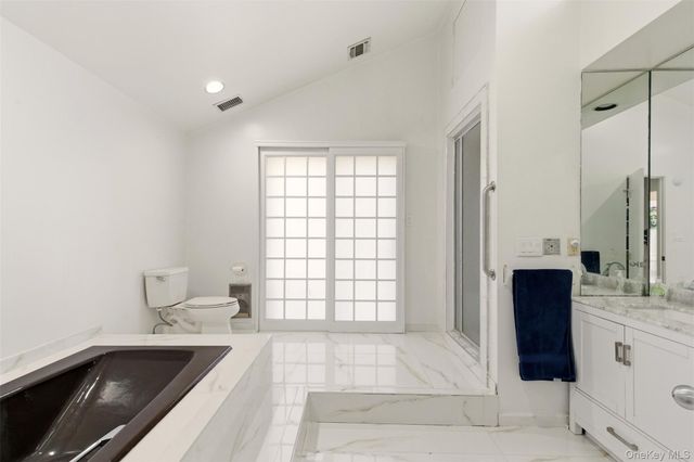 5 Waterford Way, Syosset, NY 11791