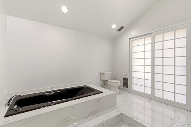 5 Waterford Way, Syosset, NY 11791