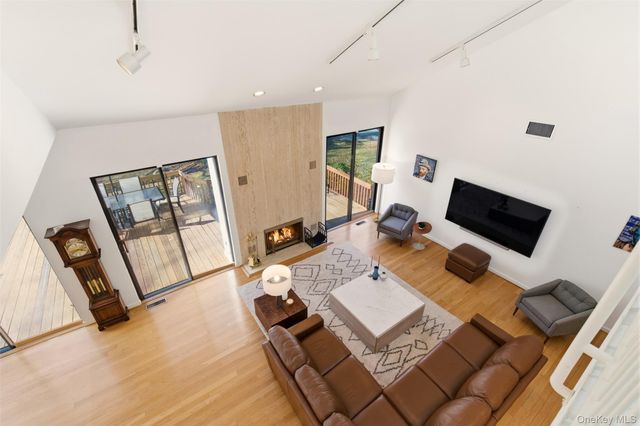 5 Waterford Way, Syosset, NY 11791