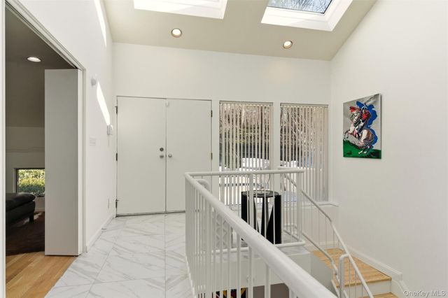 5 Waterford Way, Syosset, NY 11791