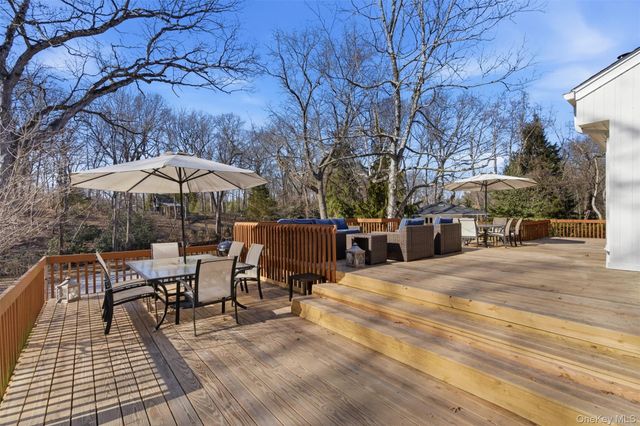 5 Waterford Way, Syosset, NY 11791