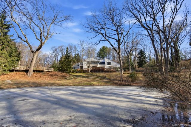 5 Waterford Way, Syosset, NY 11791