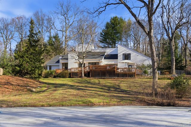 5 Waterford Way, Syosset, NY 11791