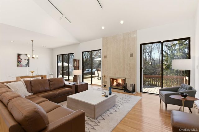 5 Waterford Way, Syosset, NY 11791