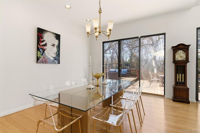 5 Waterford Way, Syosset, NY 11791