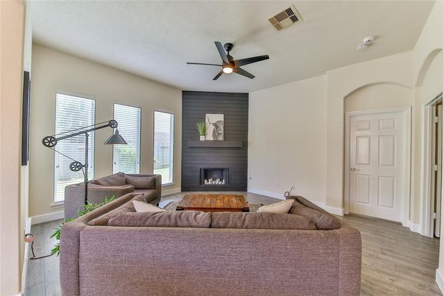 2301 Shadow Falls Lane, Pearland, TX 77584