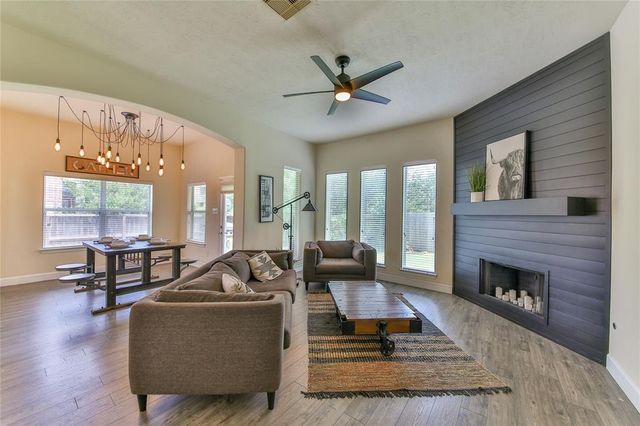 2301 Shadow Falls Lane, Pearland, TX 77584