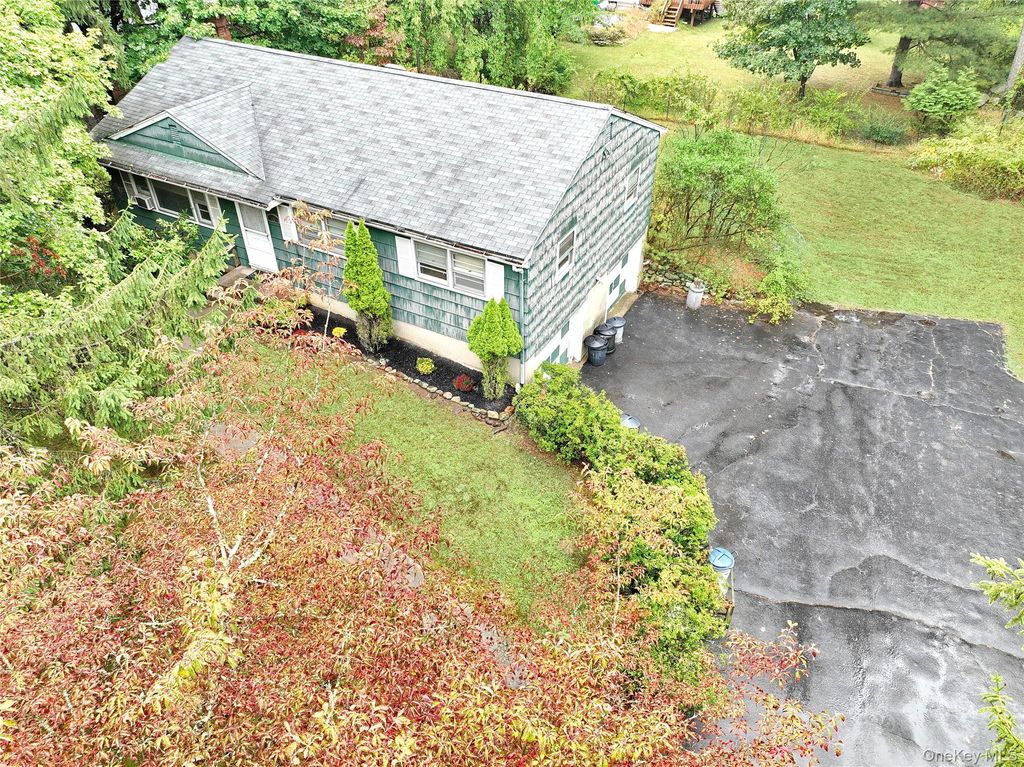 17 Midway Road, Chestnut Ridge, NY 10977