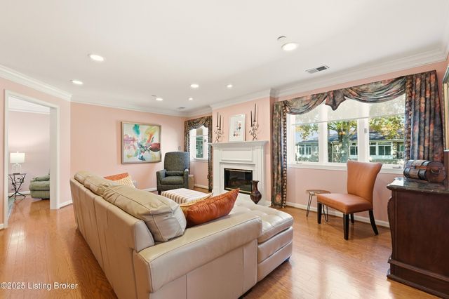 8605 Shelbyville Rd 200, Louisville, KY 40222