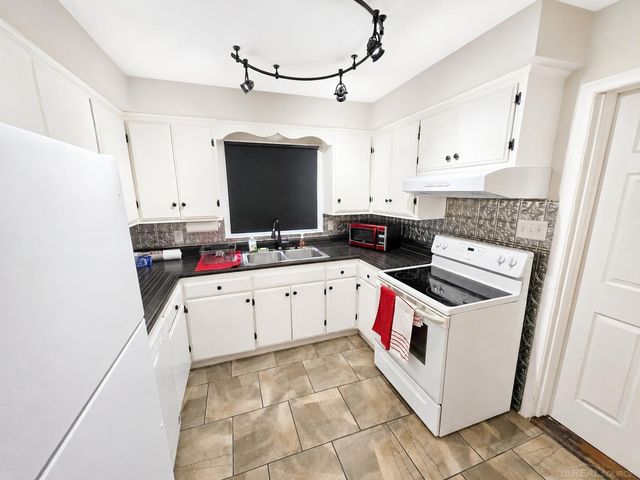 18139 Avilla Boulevard, Lathrup Village, MI 48076