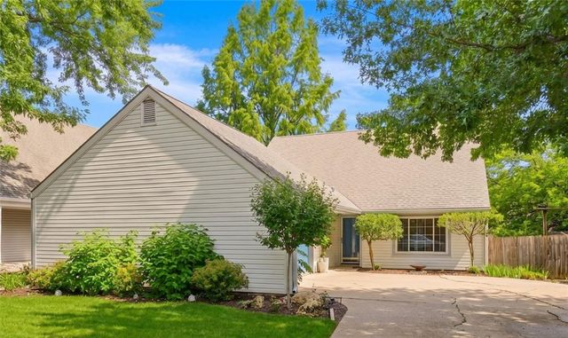 221 Deerfield Lane, Lawrence, KS 66049