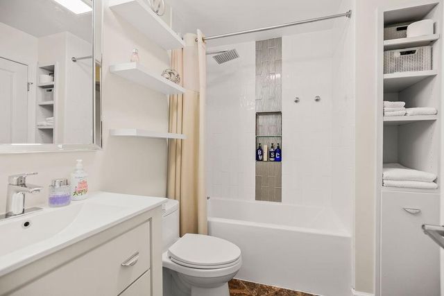 221 Deerfield Lane, Lawrence, KS 66049