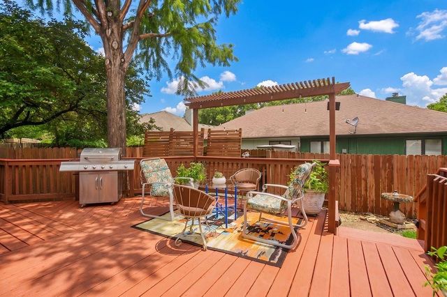 221 Deerfield Lane, Lawrence, KS 66049