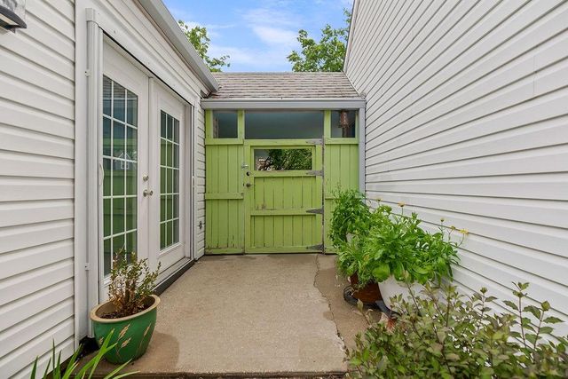 221 Deerfield Lane, Lawrence, KS 66049