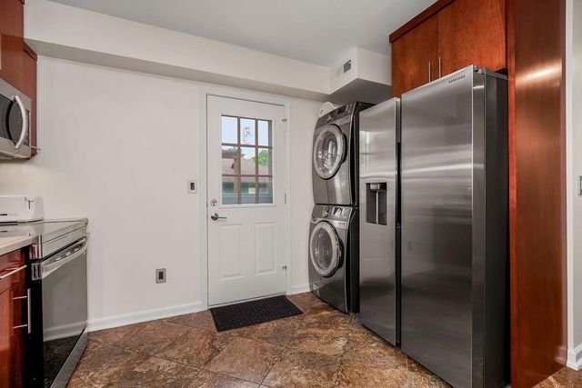 221 Deerfield Lane, Lawrence, KS 66049