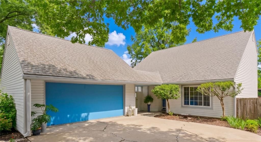 221 Deerfield Lane, Lawrence, KS 66049