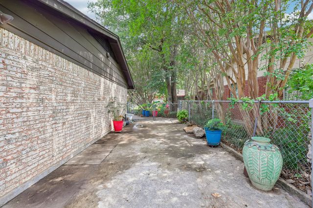 7452 Meadowcrest Drive, Fort Worth, TX 76112